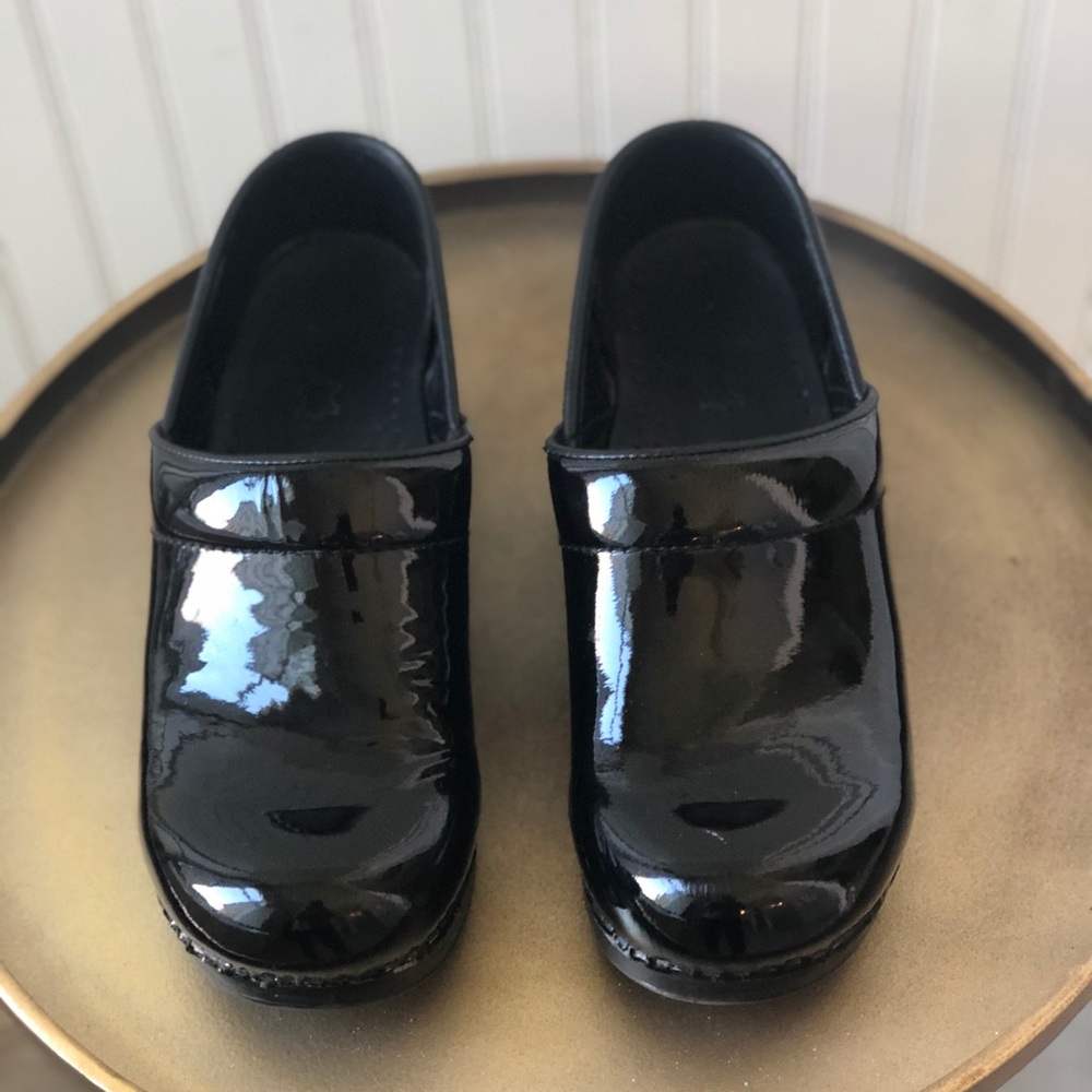 DANSKO PROFESSIONAL BLACK PATENT CLOG. SIZE: 37.